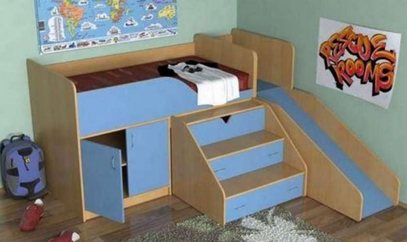Детская кровать-чердак Кузя с горкой, бук / синий